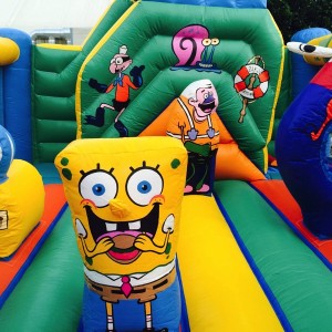 Instalación de un castillo hinchable.