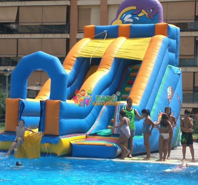 Alquiler de castillo hinchable acuatico para el verano