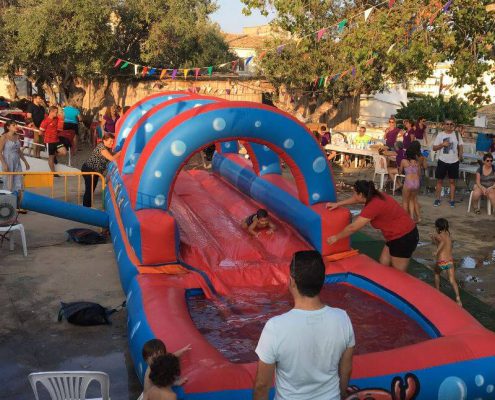 Este hinchable deslizador hará las delicias de los pequeños este verano...