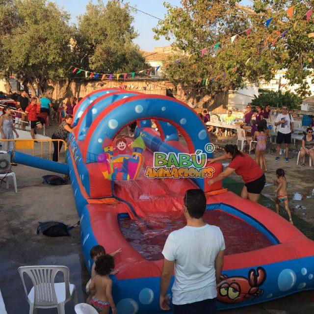Este hinchable deslizador hará las delicias de los pequeños este verano...