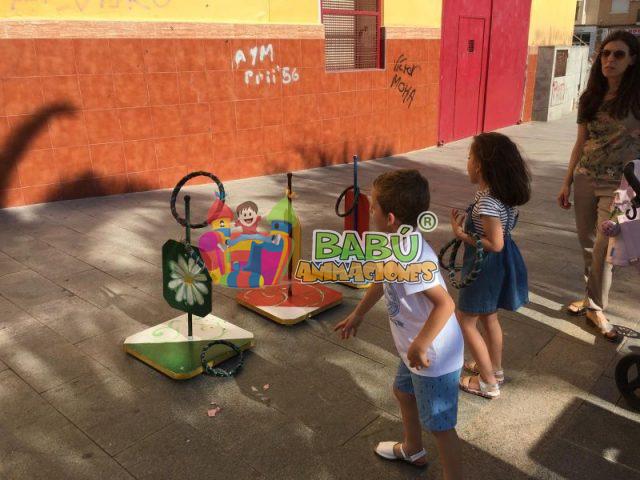 Niños jugando a juegos tradicionales