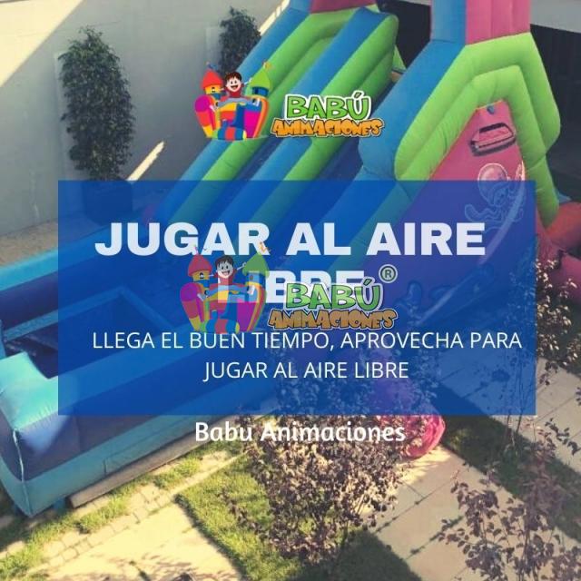 Jugar al aire libre con juegos gigantes.
