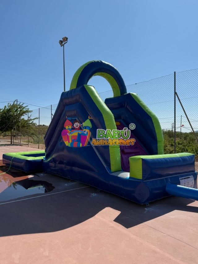Hinchable acuático con piscina azul