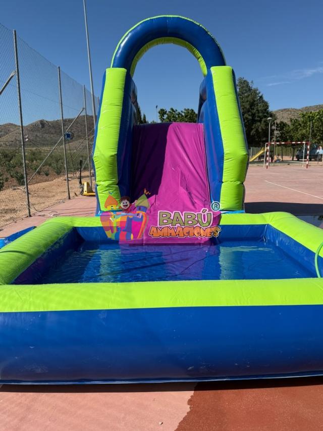 Hinchable azul con piscina incorporada